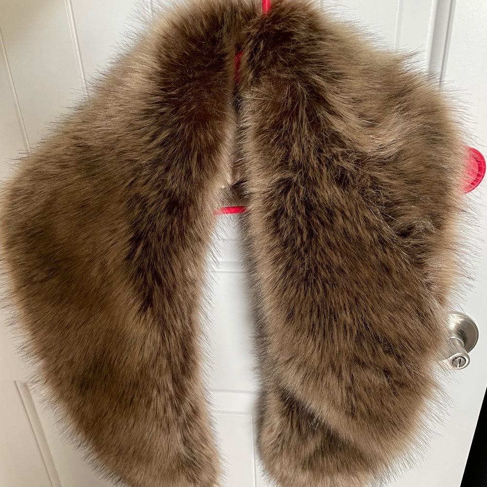 Lucky Leaf Women Faux Fur Scarf Wap Shrug